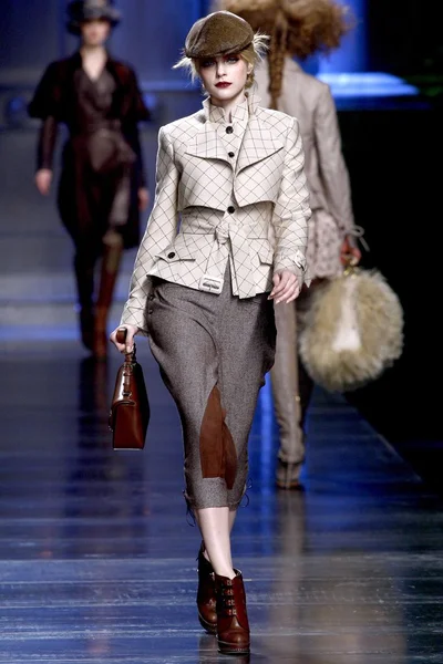 Look 16